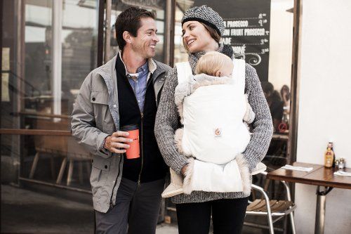 Paar_mit_Baby_in_Babytrage